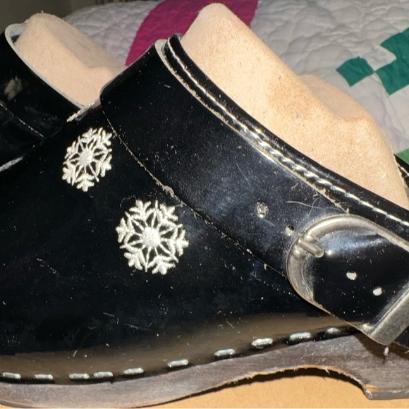 Hanna Andersson Black Patent Leather Snowflake Wooden Clogs Sz -11 (euro sz42) - Picture 10 of 15